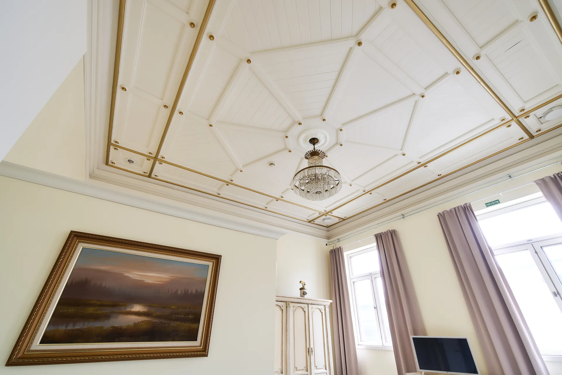 B4 – decorative ceiling